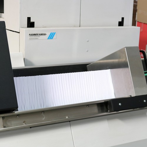 Auslage mit fertigen Digitaldruck Produkten, die eine Square Edge Bindung (eckiger Buchrücken) bekommen haben