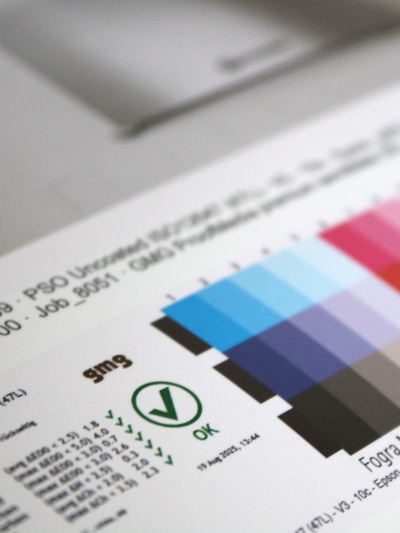 Bestandener Farbproof nach PSO (ISO 12647-2) mit Fogra Media Keil