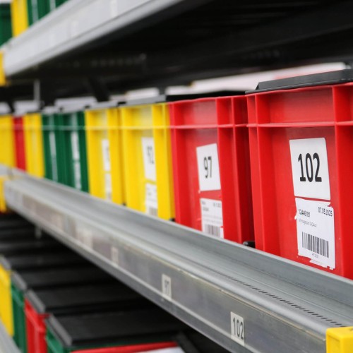 Kanban Regal mit Ampel-System, in dem fertige Druckprodukte vorgehalten werden