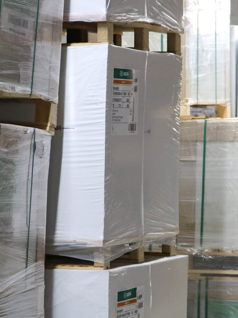Unbedruckte Papierstapel, die darauf warten, bedruckt zu werden